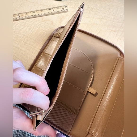 Minimalist Muji-Style Tan Leather Stationery Pouch - Picture 6 of 10